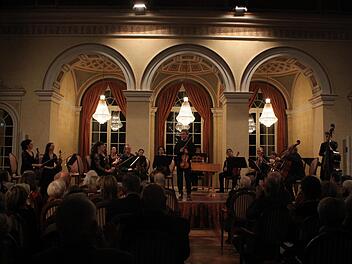 Gewitter, lastende Hitze, gemütliches Kaminfeuer oder der berühmte schnarchende Hirtenhund... Das Orchester nimmt Kurs auf! Fotos: Thomas Ahnert