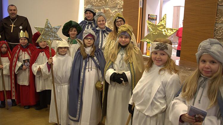 Auch die Seßlacher Sternsinger konnte "Mönch" Stefan Pachsteffl (links) beim Stärkeantrinken begrüßen. Foto: Bettina Knauth