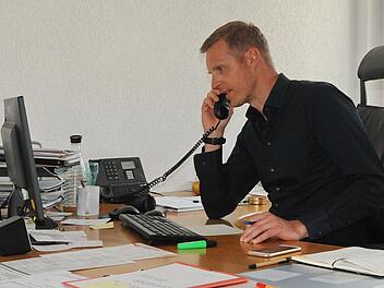 Bürgermeister Holger in seinem Büro im Rathaus Dormitz Foto: Karl Heinz Wirth