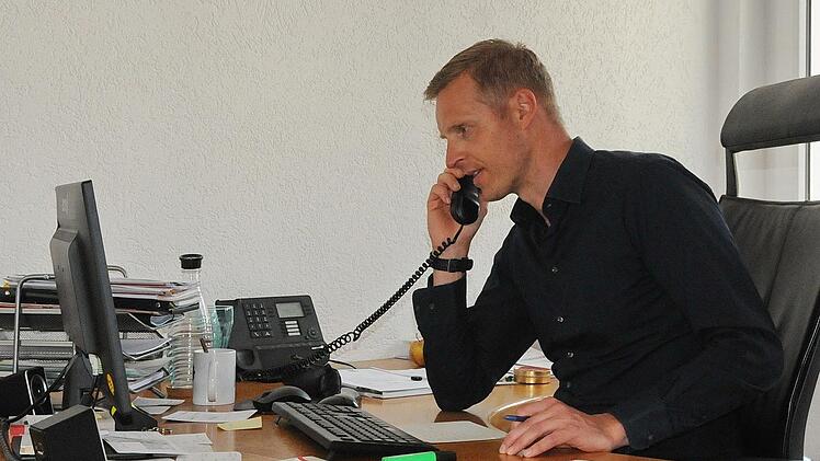 Bürgermeister Holger in seinem Büro im Rathaus Dormitz Foto: Karl Heinz Wirth