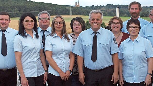 Neuwahl des Vorstands bei der Feuerwehr Seubelsdorf (von links): stellvertretender Kommandant Mario Ahles, Schriftf&uuml;hrerin Manuela H&ouml;nninger, Kommandant Stefan Kraus, Zweite Vorsitzende Melanie Kraus, Zweite Schriftf&uuml;hrerin Stefanie Thierauf, Vorsitzender Thomas Hofmann, Kassierin Yvonne L&ouml;ffler, Zweite Kassierin Elvira Lorenz, Revisoren Sascha Paulke und Peter Raithel