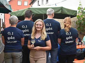 Die Helfer auf dem Hofschoppenfest im Weingut Keller tragen den von Linda Keller bei der Wahl geprägten Slogan "0,1 geht immer".