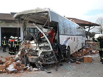 Bus rammt Feuerwehrhaus in Bayern