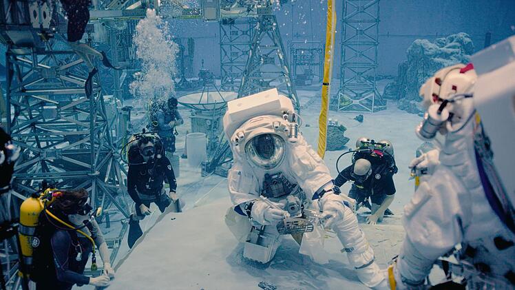&Uuml;bungen f&uuml;r die Raumfahrt: Unterwassertraining der Astronauten, weil nur hier &auml;hnliche Bedingungen wie in der Schwerelosigkeit herrschen.