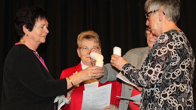 Margarete Schöpplein, Irene Loch, Annemarie Moser und Gisela Helbig (von links) ließen das Licht der Kerzen leuchten. Foto: may