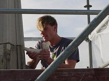 Steinmetz Steve Amthor beim Auffüllen der Risse im Sandstein. Die Tortenspritze ist für ihn dabei das beste Werkzeug. Foto: Ulrike Nauer