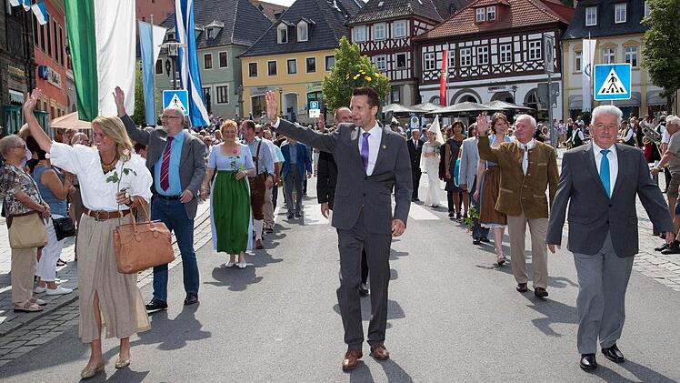 Die drei Bürgermeister führten den Reigen der Volksvertreter an, von links Zweite Bürgermeisterin Sabine Rießner, Bürgermeister Andreas Hügerich und Dritter Bürgermeister Winfried Weinbeer. Foto: Klaus Gagel