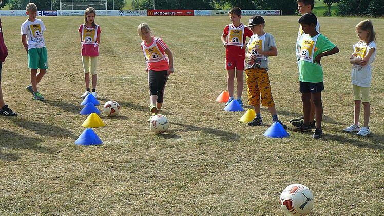 Es will schon richtig gezielt sein, um mit einem Ball den anderen zu treffen.
