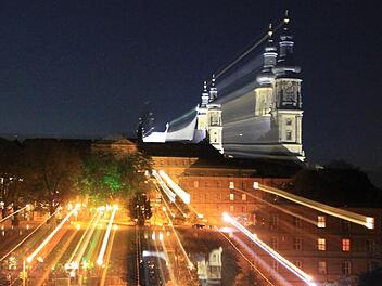 Kloster Banz im Lichterglanz - in Zukunft wird das dauerhaft der Fall sein. Dieses Bild ist jedoch mit Langzeitbelichtung und Heranzoomen entstanden. Es zeigt jedenfalls, dass Banz bei Nacht künftig auf jeden Fall ein Blickfang ist - nicht nur für Hobbyfotografen. Foto: Matthias Einwag