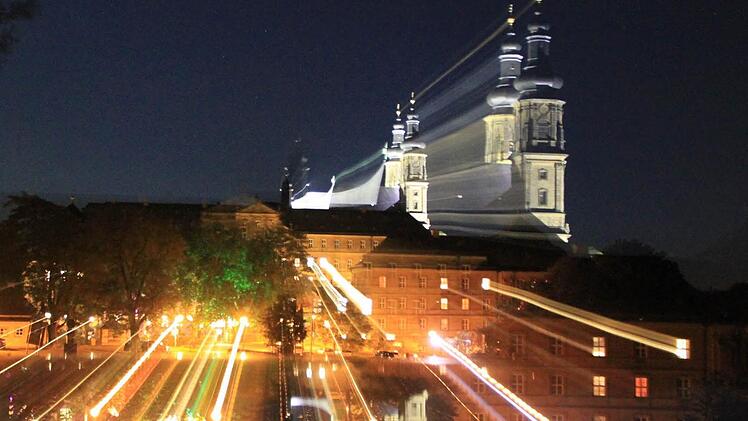 Kloster Banz im Lichterglanz - in Zukunft wird das dauerhaft der Fall sein. Dieses Bild ist jedoch mit Langzeitbelichtung und Heranzoomen entstanden. Es zeigt jedenfalls, dass Banz bei Nacht künftig auf jeden Fall ein Blickfang ist - nicht nur für Hobbyfotografen. Foto: Matthias Einwag
