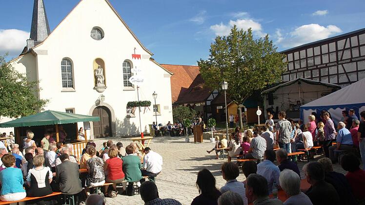 Die Vereinsgemeinschaft Eltingshausen packt für Veranstaltungen im Dorf gemeinsam an, wie bei der Organisation des Dorffestes auf dem Kirchplatz. Das klappt nur, weil die Arbeit auf vielen Schultern verteilt wird, meint der Vorsitzende. Archivfoto: Stefan Geiger