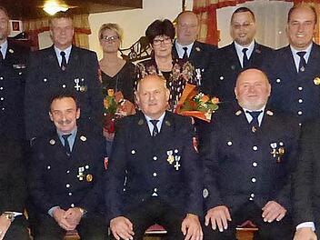 Unser Bild zeigt (sitzend, von links) Bürgermeister Franz Uome, Rainer Bauer, Werner Rödel, Johannes Taig und Landrat Klaus Peter Söllner sowie (stehend, von links) Kreisbrandinspektor Thomas Limmer, Kreisbrandmeister Yves Wächter, Daniel Schramm, Yvonne Kögler, Cornelia Rödel, Hans Kögler, Thomas Greim, Josef Kießling, zweiten Kommandanten Stefan Mähringer und Edeltraud Kießling. Foto: Klaus-Peter Wulf