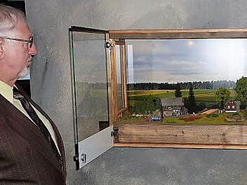 Erbauer Manfred Suffa vor einem Diorama aus der Gründerzeit der Kleintettauer Glashütte. Es erinnert an den einstigen bescheidenen Start im Jahre 1661.  Foto: Gerd Fleischmann