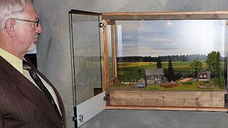 Erbauer Manfred Suffa vor einem Diorama aus der Gründerzeit der Kleintettauer Glashütte. Es erinnert an den einstigen bescheidenen Start im Jahre 1661.  Foto: Gerd Fleischmann