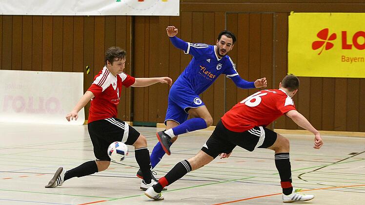 Izzet Nacak (Mitte) gelang im Spiel um Platz 3 der 1:1-Ausgleich gegen Memmelsdorf. Foto: Monika Limmer