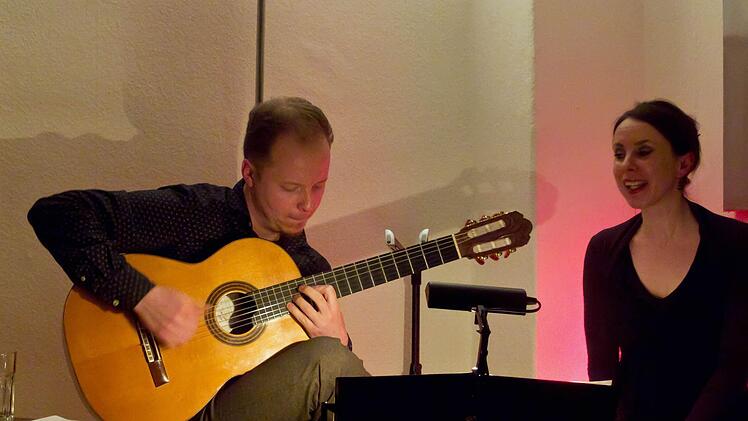 Der Dichter und Gitarrist Christian Rosenau und die Sängerin Luise Hecht gestalten am 5. Juni eine musikalische Lesung in der Stadtbücherei Coburg.Foto: Archiv/Jochen Berger