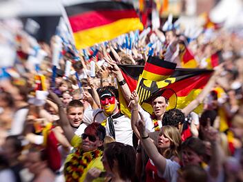 Public Viewing: Szenen wie diese wird es in Schweinfurt zur WM 2018 nicht geben. Der Veranstalter hat der Stadt kurzfristig abgesagt. Die Gr&uuml;nde. Symbolfoto: Friso Gentsch dpa