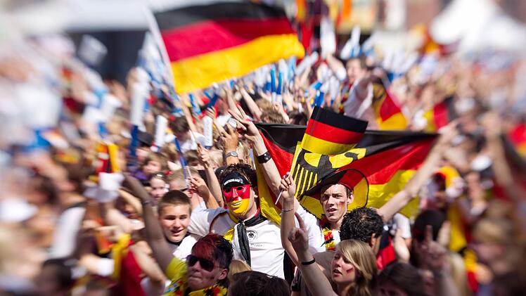 Public Viewing: Szenen wie diese wird es in Schweinfurt zur WM 2018 nicht geben. Der Veranstalter hat der Stadt kurzfristig abgesagt. Die Gründe. Symbolfoto: Friso Gentsch dpa