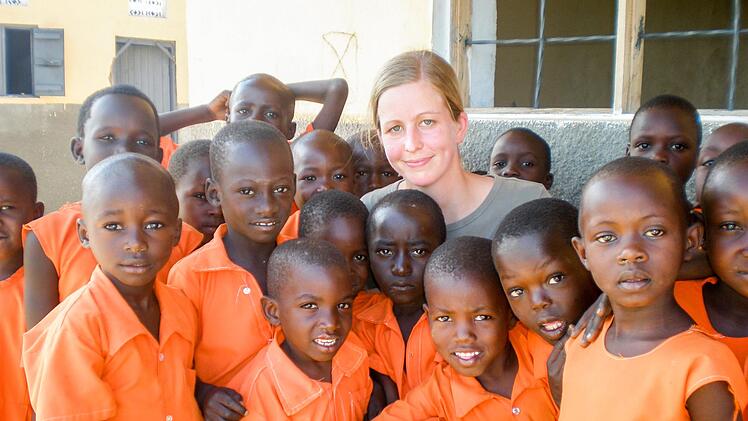 Michaela Schraudt inmitten von Schülern in ihrer Schule in Kaitisya. Insgesamt ermöglicht der Einsatz der Fränkin rund 1400  Kindern den Schulbesuch.Schraudt