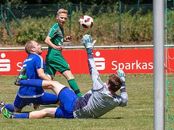 Der Marktzeulner Philipp Hartmann (hinten) lässt den Obersdorfern Jens Petterich und Torwart Matthias Weiß keine Chance. Foto: Klaus Gagel