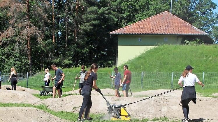Auch mit schwerem Gerät arbeiten die Schüler auf dem Parcours.