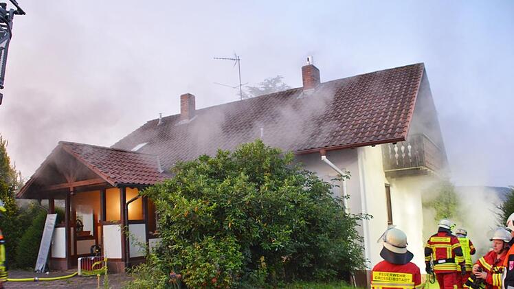 In einem Wohnhaus in Großeibstadt war am Montag ein Feuer in einer Kellerwohnung ausgebrochen. Die Feuerwehrleute aus Großeibstadt, Kleinbardorf, Bad Königshofen und Saal waren im Einsatz, ebenso der Rettungsdienst mit Notarzt.