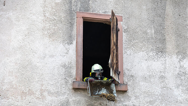 Gro&szlig;alarm in Bad Br&uuml;ckenau: Feuerwehr k&auml;mpft gegen Scheunenbrand