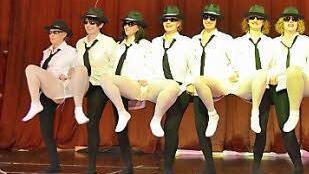 Black and White, die optische Täuschung der Gymnastikfrauen.