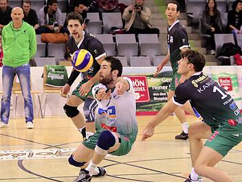 Eine saubere Ballannahme will VSG-Trainer Milan Maric (links) von seinen Schützlingen heute auch in brenzligen Situationen sehen, um damit die Möglichkeit zu schaffen, selbst gegen die Gäste aus Düren ins gelungene Angriffsspiel zu kommen. Fotos: Timo Geldner