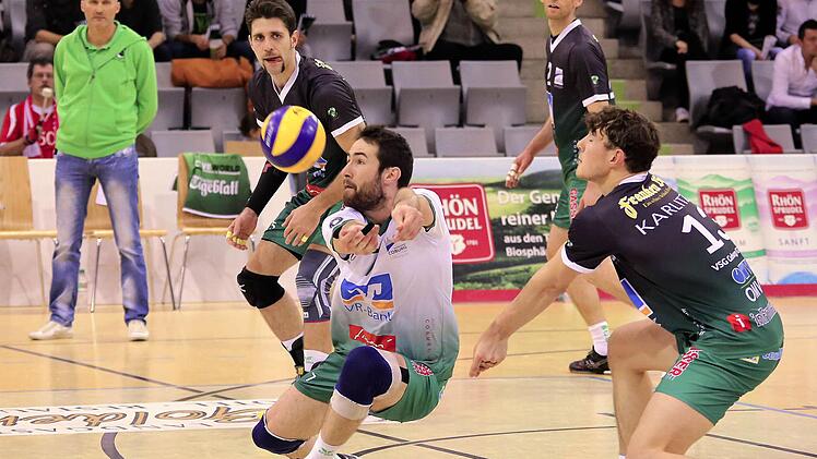 Eine saubere Ballannahme will VSG-Trainer Milan Maric (links) von seinen Schützlingen heute auch in brenzligen Situationen sehen, um damit die Möglichkeit zu schaffen, selbst gegen die Gäste aus Düren ins gelungene Angriffsspiel zu kommen. Fotos: Timo Geldner