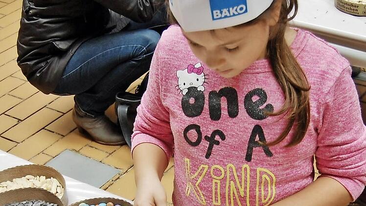 Zur Verzierung der Plätzchen gab es eine große Auswahl. Foto: Sigismund von Dobschütz