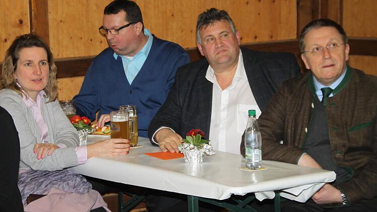 Die CSU hört aufmerksam zu - von rechts: Kreisvorsitzender und Oberbürgermeister Henry Schramm aus Kulmbach, Bürgermeister Gerhard Schneider aus Himmelkron, Stadtrat Klaus Witzgall aus Stadtsteinach und Bürgermeisterin Doris Leithner-Bisani aus Ludwigschorgast. Foto: Stephan Tiroch