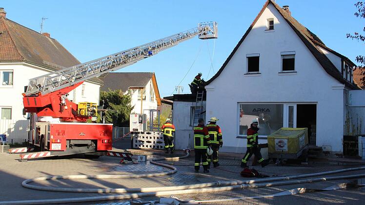 Am frühen Donnerstagmorgen kam es in Röthenbach an der Pegnitz Landkreis Nürnberger Land aus bislang ungeklärter Ursache zu einem Dachstuhlbrand in einer Firma.  Foto: NEWS5/Holzheimer