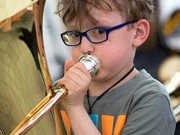 Viele Instrumente können die Besucher des Schulfestes in Ebern selbst ausprobieren. Foto: Johanna Eckert