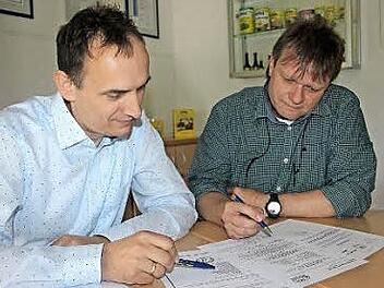 Ein Ziel ist geschafft: die Halal-Zertifizierung für die Industriekunden von Wela. Das Bild zeigt Geschäftsführer Wolfgang Vetter und Qualitätsbeauftragten Udo Brandt. Foto: Veronika Schadeck