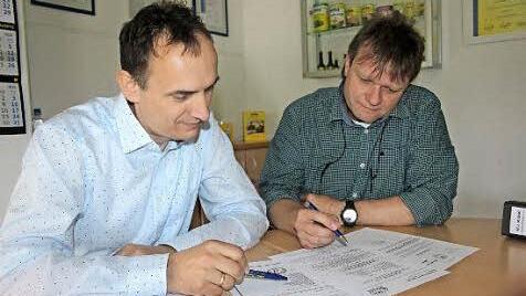 Ein Ziel ist geschafft: die Halal-Zertifizierung für die Industriekunden von Wela. Das Bild zeigt Geschäftsführer Wolfgang Vetter und Qualitätsbeauftragten Udo Brandt. Foto: Veronika Schadeck