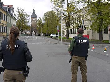Da geht nichts mehr: Nach der telefonischen Drohung wurde das Gelände rund um die Coburger Justizbehörden weiträumig gesperrt. Erst nach über zweieinhalb Stunden gab es Entwarnung - im Gebäude wurden keine verdächtigen Gegenstände gefunden. Fotos: Berthold Köhler