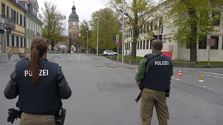 Da geht nichts mehr: Nach der telefonischen Drohung wurde das Gelände rund um die Coburger Justizbehörden weiträumig gesperrt. Erst nach über zweieinhalb Stunden gab es Entwarnung - im Gebäude wurden keine verdächtigen Gegenstände gefunden. Fotos: Berthold Köhler