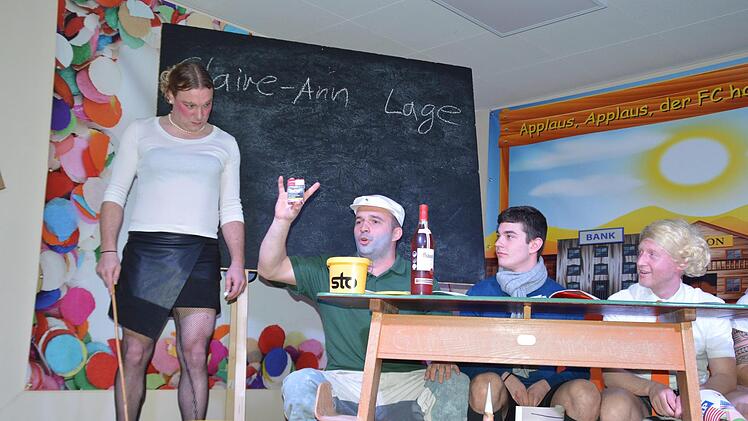 Stefan Graf (links)  im Jahr 2018  als strenge Rektorin Claire-Ann Lage beim FC-Fasching: "Schule macht Spaß! Schule ist lustig!" Foto: Annette Warmuth