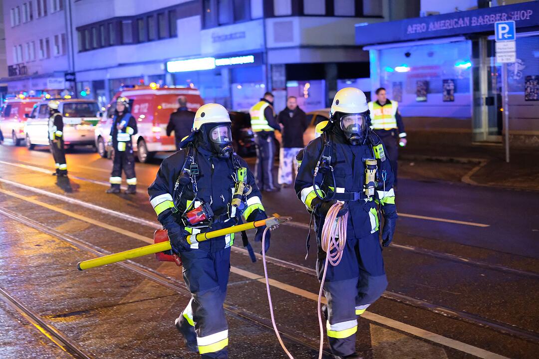 Mehrfamilienhaus in Nürnberg brennt: 12 Verletzte