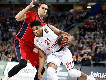 Augustine Rubit (r.) rennt sich in Johannes Voigtmann fest. Der deutsche Nationalspieler im Dress von Baskonia Vitoria zeigte mit vier Punkten und vier Rebounds eine ebenso durchschnittliche Leistung wie der Bamberger Power Forward (5/2). Foto: imago