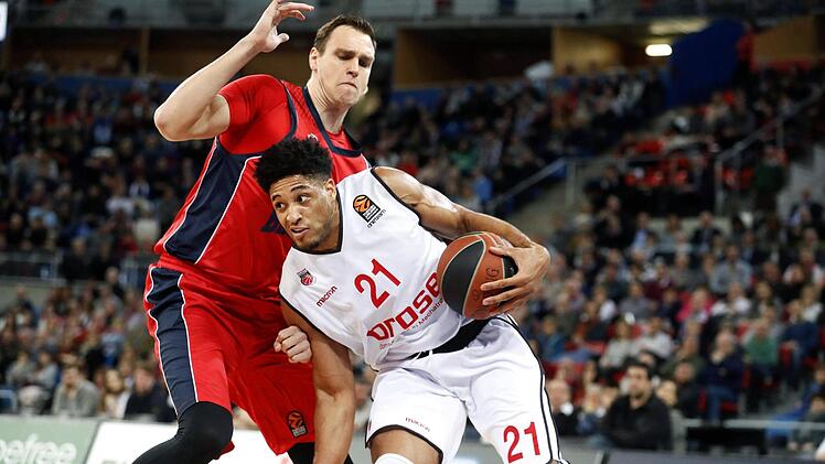 Augustine Rubit (r.) rennt sich in Johannes Voigtmann fest. Der deutsche Nationalspieler im Dress von Baskonia Vitoria zeigte mit vier Punkten und vier Rebounds eine ebenso durchschnittliche Leistung wie der Bamberger Power Forward (5/2). Foto: imago