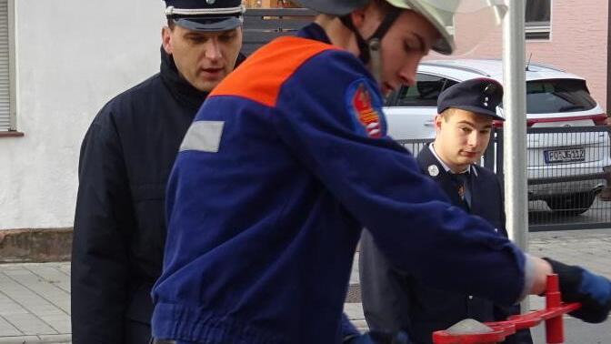 Die fachm&auml;nnische handhabe eines &Uuml;berflurhydranten war eine der Aufgaben, die bei der der Pr&uuml;fung abgefragt wurden. Foto: privat