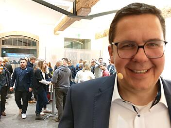 Thomas Apfel am Donnerstagabend im "Leise am Markt". Er trägt bereits das Mikrofon, obwohl es noch eine halbe Stunde bis zu seiner Rede dauert. Foto: Simone Bastian