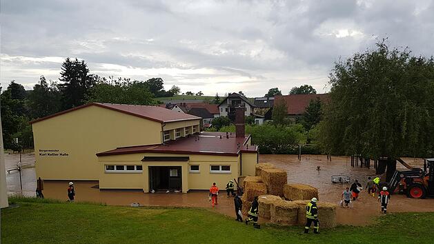In Dittlofsroda umsp&uuml;lte der Steinbach die Turnhalle. Mit Unterst&uuml;tzung von Landwirten verhinderte die Feuerwehr gr&ouml;&szlig;ere Sch&auml;den.