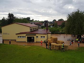 In Dittlofsroda umsp&uuml;lte der Steinbach die Turnhalle. Mit Unterst&uuml;tzung von Landwirten verhinderte die Feuerwehr gr&ouml;&szlig;ere Sch&auml;den.
