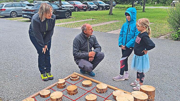 Peter Schwarzmeier vom Jugendwaldheim Lauenstein mit Kindern beim waldp&auml;dagogischen Spiel.