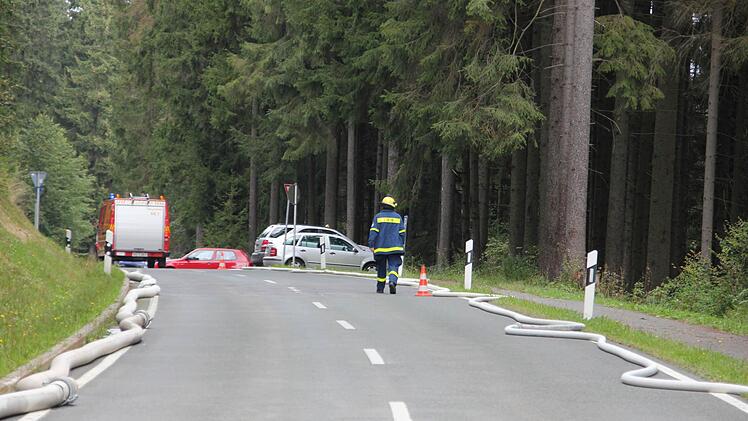 Links liegt eine Leitung des THW, rechts eine gewöhnliche B-Leitung der Feuerwehr.