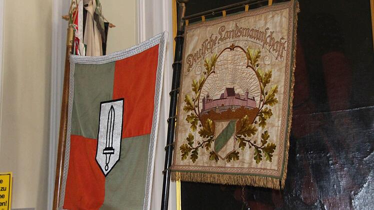 Die Fahne des CC und die der Deutschen Landsmannschaft, der Vorgängervereinigung.