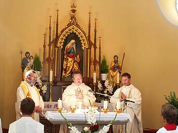 Dekan Josef Dobeneck, Pfarrer Thomas Ringer und Pfarrer Matthias Steffel (v. l.) zelebrierten den Gottesdienst. Fotos: Johanna Blum